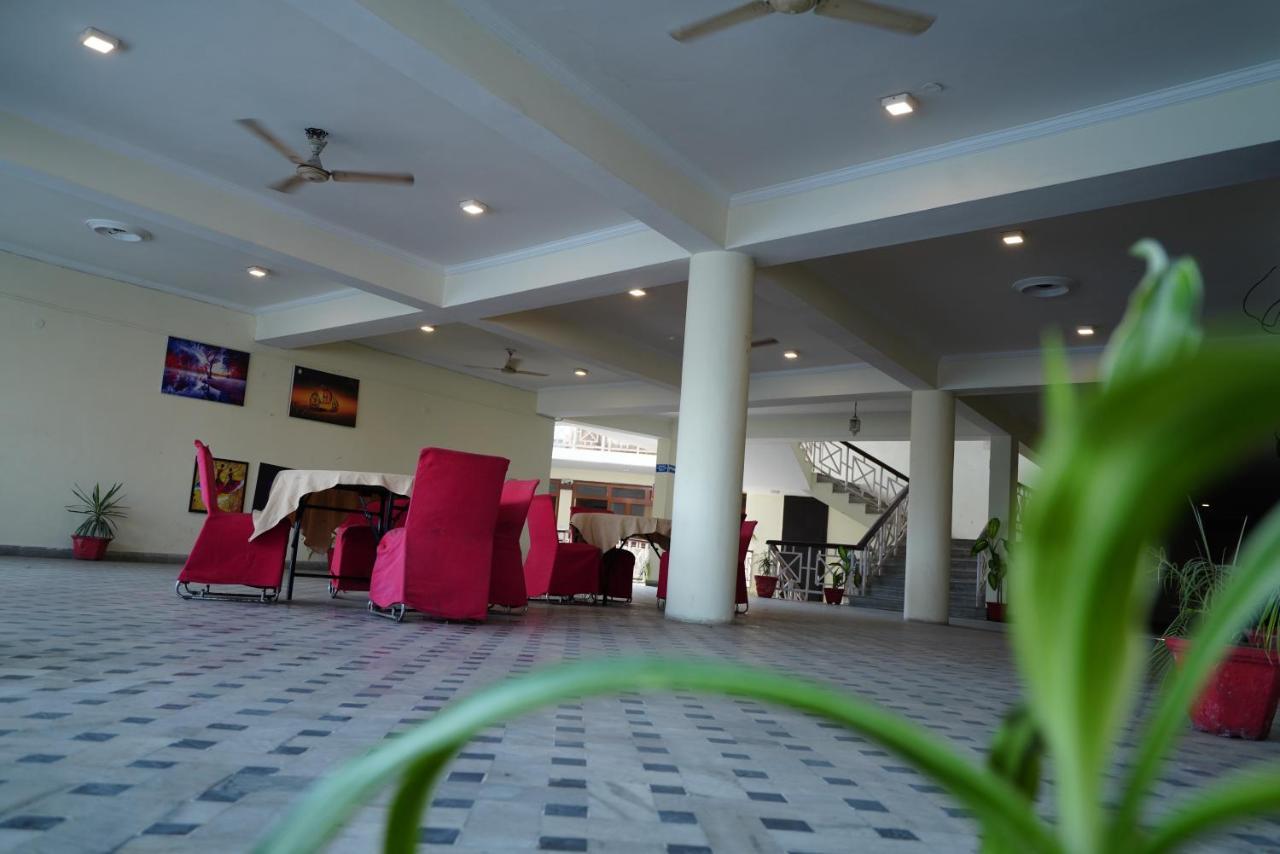Hotel Gaurab Near Paltan Bazaar Деградун Екстер'єр фото