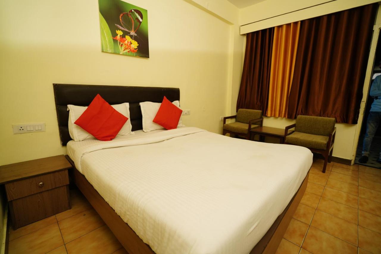 Hotel Gaurab Near Paltan Bazaar Деградун Екстер'єр фото