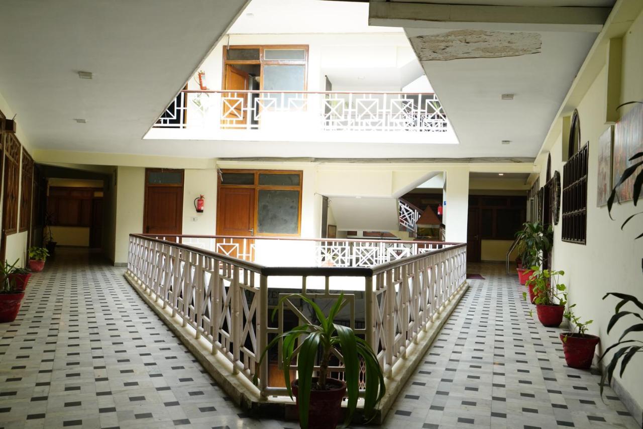 Hotel Gaurab Near Paltan Bazaar Деградун Екстер'єр фото