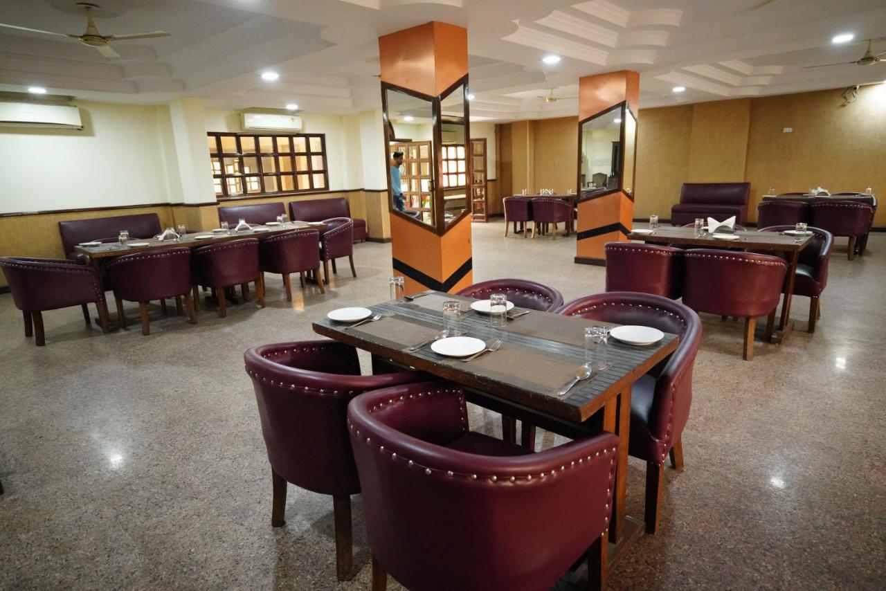 Hotel Gaurab Near Paltan Bazaar Деградун Екстер'єр фото